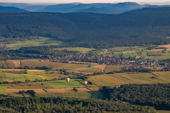Vue aérienne de Atterrissage de deux montgolfières à Morsbronn-les-Bains dans le département Bas Rhin, France