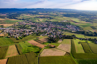 Vue aérienne de Du sud-est à Soultz-sous-Forêts dans le département Bas Rhin, France
