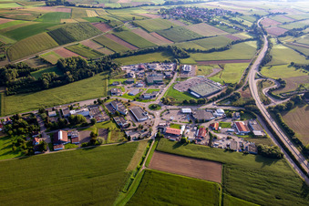 Vue aérienne de Zone commerciale à Soultz-sous-Forêts dans le département Bas Rhin, France