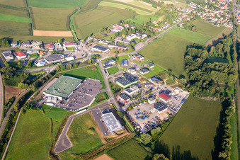Vue aérienne de Zone industrielle vue du nord à Soultz-sous-Forêts dans le département Bas Rhin, France