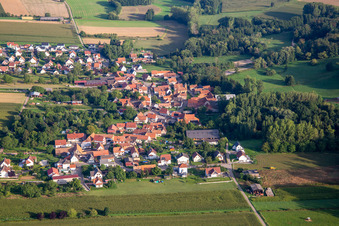 Vue aérienne de Du sud-est à Ingolsheim dans le département Bas Rhin, France
