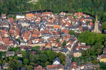 Vue aérienne de Vieille ville historique vue de l'ouest à Meisenheim dans le département Rhénanie-Palatinat, Allemagne