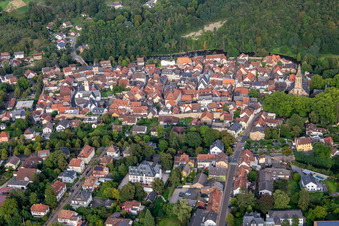 Vue aérienne de Vieille ville historique vue de l'ouest à Meisenheim dans le département Rhénanie-Palatinat, Allemagne