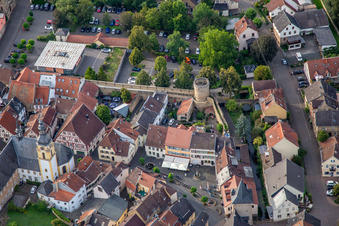 Vue aérienne de Place du Reportage sur les remparts de la vieille ville avec la tour du débiteur et la tour du citoyen à Meisenheim dans le département Rhénanie-Palatinat, Allemagne