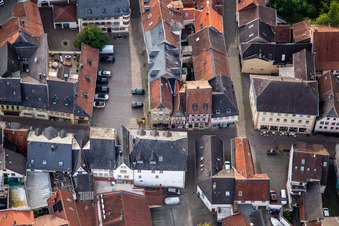 Vue aérienne de Vieille ville avec Marktgasse et Mohren-Apotheke à Meisenheim dans le département Rhénanie-Palatinat, Allemagne