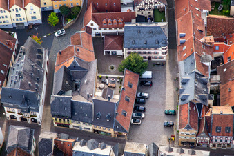 Vue aérienne de Marktgasse et Mohren-Apotheke à Meisenheim dans le département Rhénanie-Palatinat, Allemagne