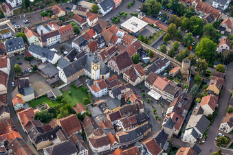 Vue aérienne de Église paroissiale catholique Saint-Antoine à Klenkertor à Meisenheim dans le département Rhénanie-Palatinat, Allemagne