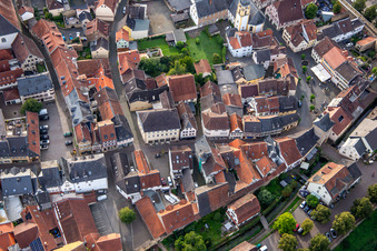 Vue aérienne de Place du Reportage et Untergasse à Meisenheim dans le département Rhénanie-Palatinat, Allemagne
