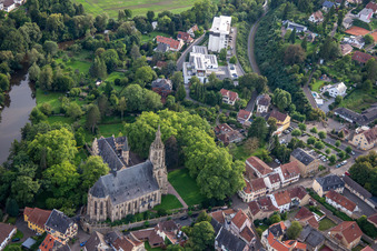 Vue aérienne de Place du Château et Église du Château Meisenheim à Meisenheim dans le département Rhénanie-Palatinat, Allemagne