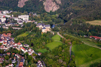 Vue aérienne de Château Ebernburg / Centre familial protestant de vacances et d'éducation Ebernburg à le quartier Ebernburg in Bad Kreuznach dans le département Rhénanie-Palatinat, Allemagne