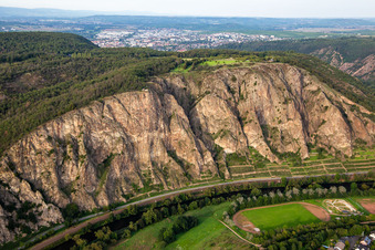 Photographie aérienne de Le Rotenfels « la plus haute falaise entre la Norvège et les Alpes » à Traisen dans le département Rhénanie-Palatinat, Allemagne