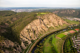 Vue oblique de Le Rotenfels « la plus haute falaise entre la Norvège et les Alpes » à Traisen dans le département Rhénanie-Palatinat, Allemagne
