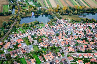 Vue sur le village à Berg dans le département Rhénanie-Palatinat, Allemagne d'en haut