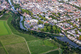 Vue aérienne de Kurhausstraße sur l'île entre Mühlenteich et Nahe à Bad Kreuznach dans le département Rhénanie-Palatinat, Allemagne