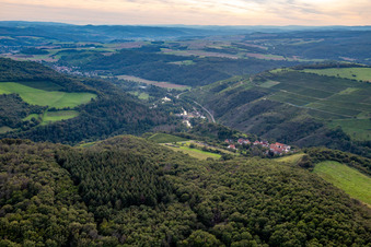 Vue aérienne de Vallée de la Nahe sous le Heimberg à Schloßböckelheim dans le département Rhénanie-Palatinat, Allemagne