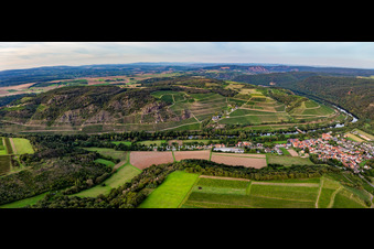 Vue aérienne de Vignobles d'Hermannsberg sur des pentes abruptes au-dessus de la Nahe à Niederhausen dans le département Rhénanie-Palatinat, Allemagne