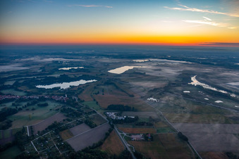 Vue aérienne de Lacs de carrière et le Haut-Rhin Vieux avant le lever du soleil à Jockgrim dans le département Rhénanie-Palatinat, Allemagne