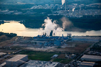 Vue aérienne de Papierfabrik Palm GmbH & Co. KG | Planter Wörth am Rhein le matin à Wörth am Rhein dans le département Rhénanie-Palatinat, Allemagne