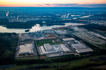 Vue aérienne de Zone industrielle de Wörth-Oberwald le matin à Wörth am Rhein dans le département Rhénanie-Palatinat, Allemagne