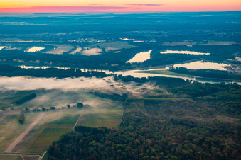 Vue aérienne de Prairies du Rhin dans la brume matinale avant le lever du soleil à le quartier Knielingen in Karlsruhe dans le département Bade-Wurtemberg, Allemagne