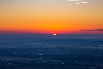 Vue aérienne de Lever de soleil avec montgolfière au-dessus du campus nord du KIT à le quartier Leopoldshafen in Eggenstein-Leopoldshafen dans le département Bade-Wurtemberg, Allemagne