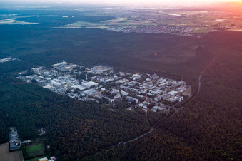 Vue aérienne de Lever de soleil sur le KIT - Campus Nord de l'Institut de Technologie de Karlsruhe à le quartier Leopoldshafen in Eggenstein-Leopoldshafen dans le département Bade-Wurtemberg, Allemagne
