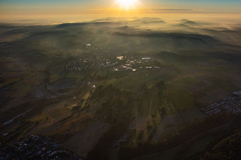 Vue aérienne de Dans la brume matinale de l'ouest à Knittlingen dans le département Bade-Wurtemberg, Allemagne