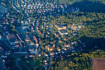 Vue aérienne de Centre pour enfants Maulbronn et friche industrielle dans la vallée de la Salzach à Maulbronn dans le département Bade-Wurtemberg, Allemagne