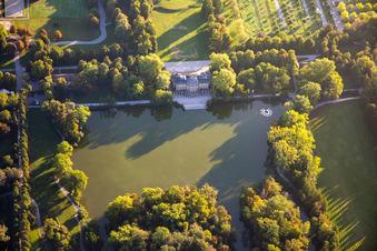 Vue aérienne de Domaine du Château du Lac de Monrepos à le quartier Eglosheim in Ludwigsburg dans le département Bade-Wurtemberg, Allemagne