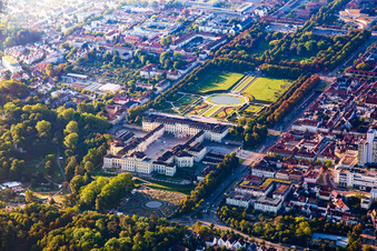 Vue aérienne de Résidence Palace Ludwigsburg et spectacle de jardins baroques fleuris à Ludwigsburg dans le département Bade-Wurtemberg, Allemagne