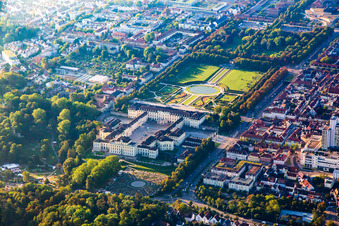 Vue aérienne de Résidence Palace Ludwigsburg et spectacle de jardins baroques fleuris à Ludwigsburg dans le département Bade-Wurtemberg, Allemagne