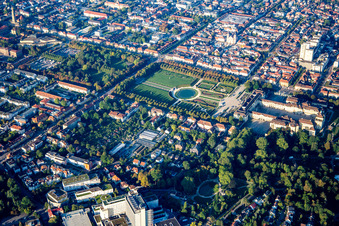 Vue oblique de Résidence Palace Ludwigsburg et spectacle de jardins baroques fleuris à Ludwigsburg dans le département Bade-Wurtemberg, Allemagne