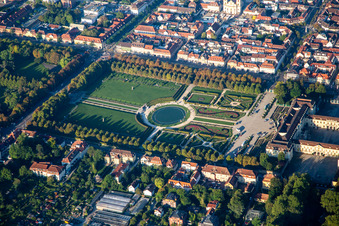 Résidence Palace Ludwigsburg et spectacle de jardins baroques fleuris à Ludwigsburg dans le département Bade-Wurtemberg, Allemagne d'en haut