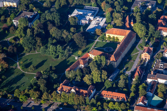 Vue aérienne de Château et église du château Winnenden à Winnenden dans le département Bade-Wurtemberg, Allemagne