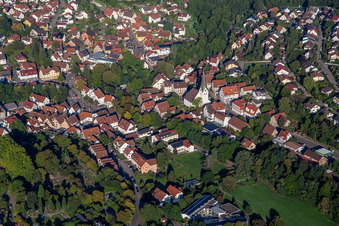 Vue aérienne de Église évangélique Sainte-Agathe à le quartier Unterweissach in Weissach im Tal dans le département Bade-Wurtemberg, Allemagne