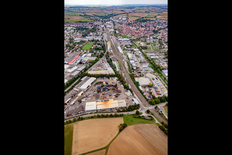 Vue aérienne de Ligne de chemin de fer coupée Eppingen à Eppingen dans le département Bade-Wurtemberg, Allemagne