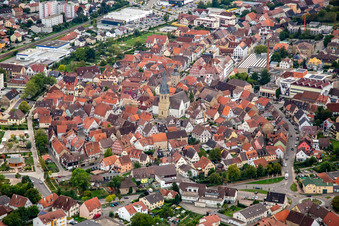 Vue aérienne de Vieille ville historique avec l'église Notre-Dame à Eppingen dans le département Bade-Wurtemberg, Allemagne