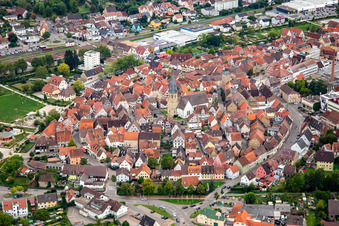 Vue aérienne de Vieille ville historique avec l'église Notre-Dame à Eppingen dans le département Bade-Wurtemberg, Allemagne