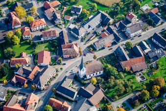 Vue aérienne de Bâtiment d'église au centre du village à le quartier Legelshurst in Willstätt dans le département Bade-Wurtemberg, Allemagne