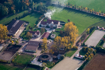 Vue aérienne de Haras de Kaiserhof à le quartier Legelshurst in Willstätt dans le département Bade-Wurtemberg, Allemagne
