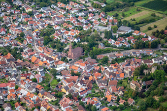 Vue aérienne de Saint-Martin Obergrombach à le quartier Obergrombach in Bruchsal dans le département Bade-Wurtemberg, Allemagne