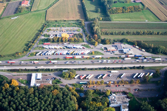 Vue aérienne de Aire de service d'autoroute sur l'itinéraire de circulation et les directions du BAB RENCHTAL à le quartier Urloffen in Appenweier dans le département Bade-Wurtemberg, Allemagne