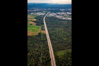 Vue aérienne de Autoroute A5 à le quartier Grötzingen in Karlsruhe dans le département Bade-Wurtemberg, Allemagne