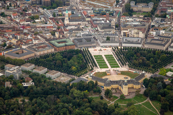 Place du Château à le quartier Innenstadt-West in Karlsruhe dans le département Bade-Wurtemberg, Allemagne vue d'en haut