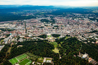 Vue aérienne de Vue de la ville depuis le nord avec le parc du château, le château, la place du château et le cercle à le quartier Innenstadt-West in Karlsruhe dans le département Bade-Wurtemberg, Allemagne