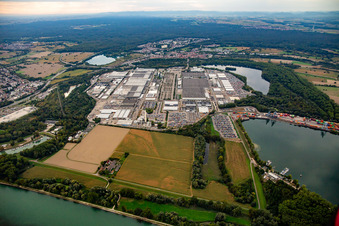 Vue aérienne de Daimler Truck AG, usine Mercedes-Benz Wörth dans l'usine automobile de Wörth à le quartier Maximiliansau in Wörth am Rhein dans le département Rhénanie-Palatinat, Allemagne