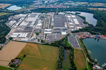 Vue aérienne de Daimler Truck AG, usine Mercedes-Benz Wörth dans l'usine automobile de Wörth à le quartier Maximiliansau in Wörth am Rhein dans le département Rhénanie-Palatinat, Allemagne