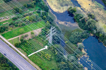 Vue aérienne de Traversée de lignes à haute tension à Wörth am Rhein dans le département Rhénanie-Palatinat, Allemagne