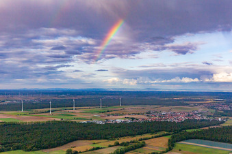Vue aérienne de Arc-en-ciel au-dessus des éoliennes à Hatzenbühl à Hatzenbühl dans le département Rhénanie-Palatinat, Allemagne