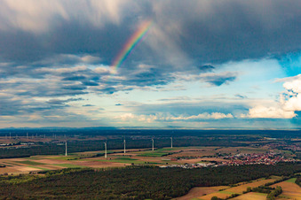 Vue aérienne de Arc-en-ciel au-dessus des éoliennes à Hatzenbühl à Hatzenbühl dans le département Rhénanie-Palatinat, Allemagne